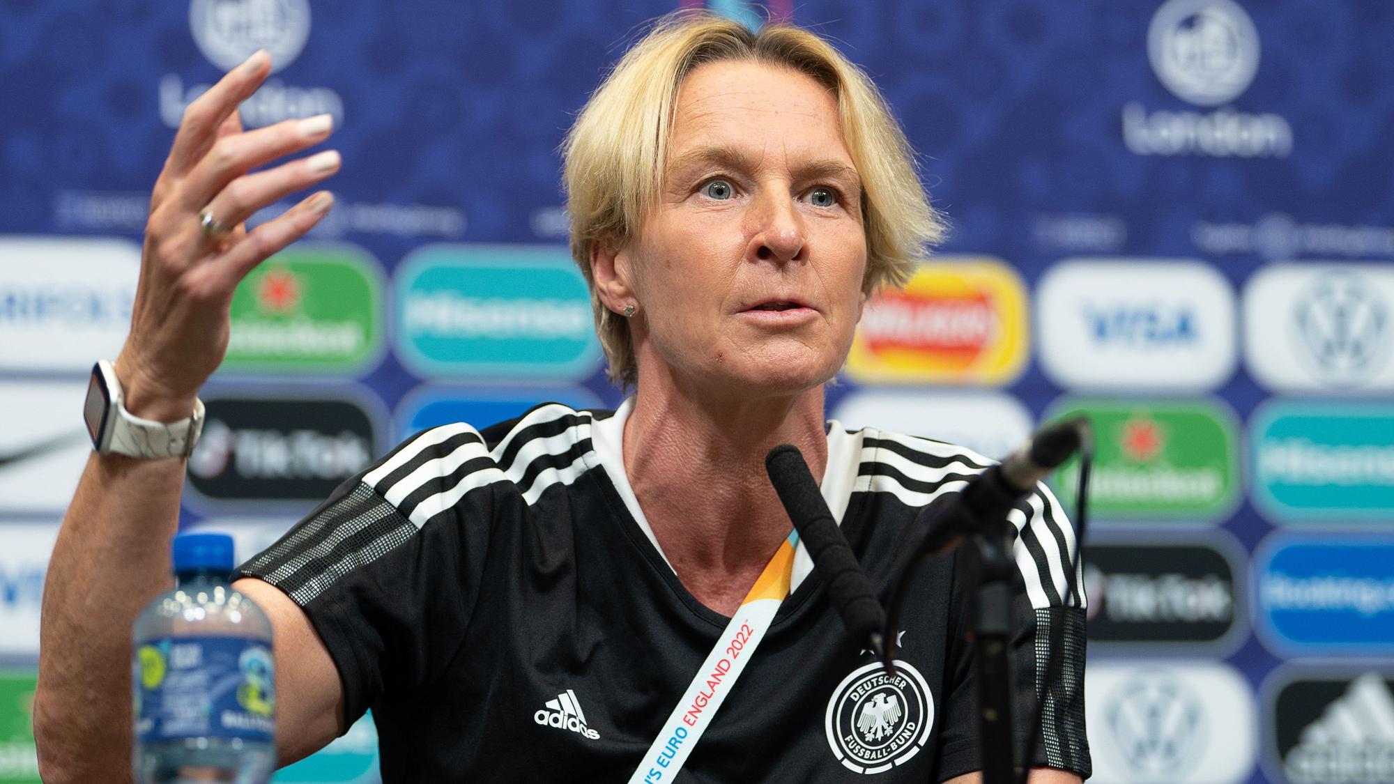 Bundestrainerin Martina Voss-Tecklenburg spricht bei einer Pressekonferenz.
