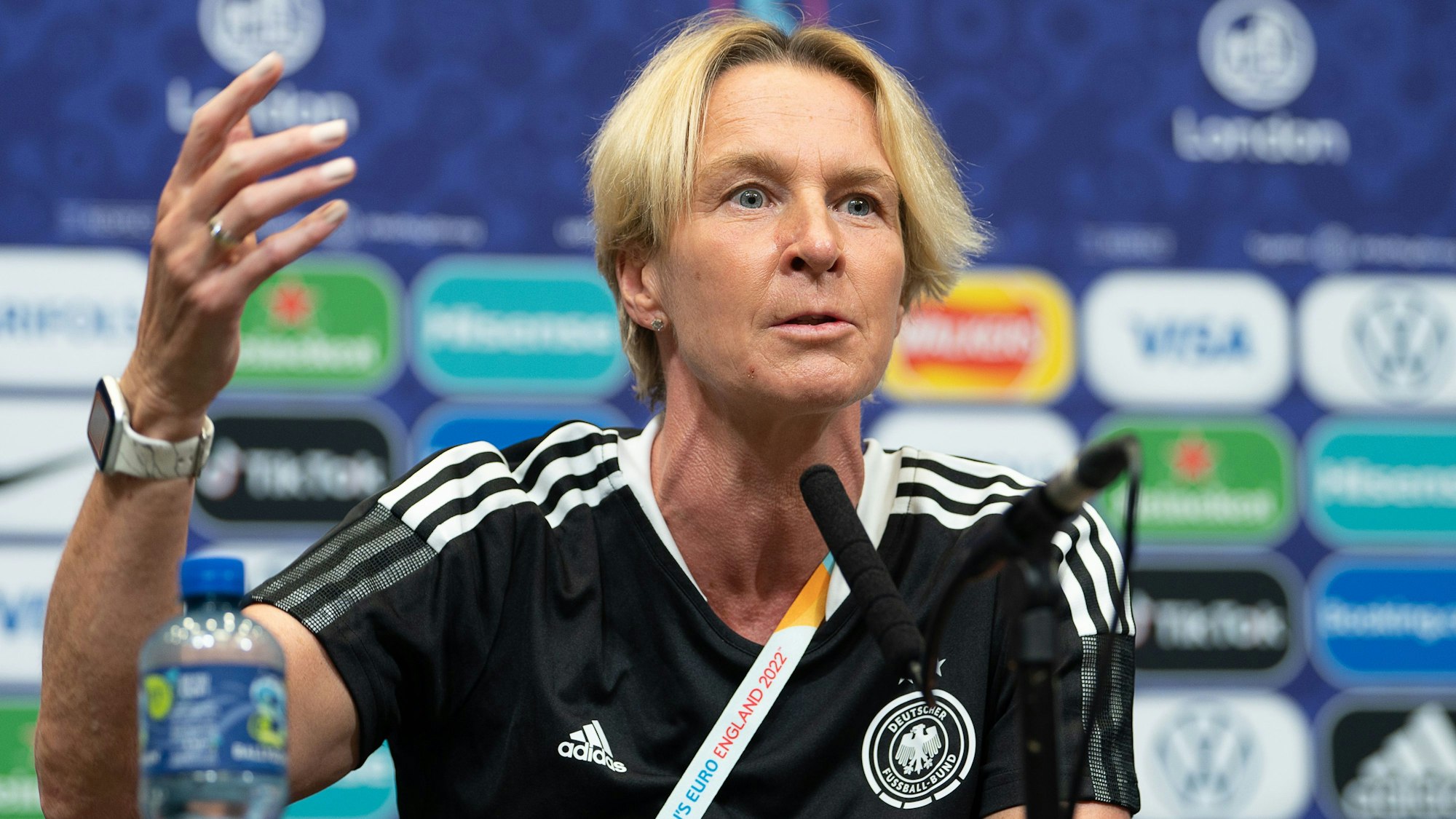 Bundestrainerin Martina Voss-Tecklenburg spricht bei einer Pressekonferenz.