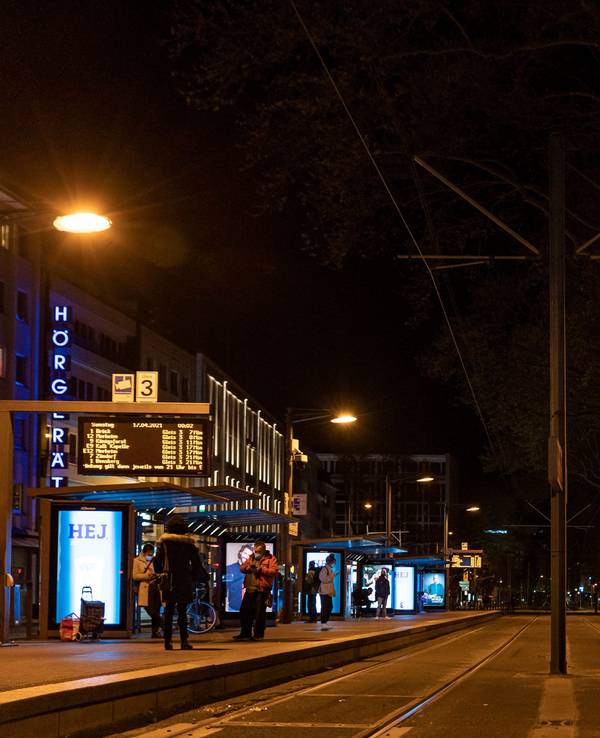 Nächtlicher Blick auf die Haltestelle Neumarkt in Köln. An beiden Seiten der Gleise sind Anzeigetafeln zu sehen.