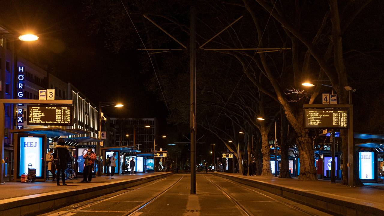 Nächtlicher Blick auf die Haltestelle Neumarkt in Köln. An beiden Seiten der Gleise sind Anzeigetafeln zu sehen.