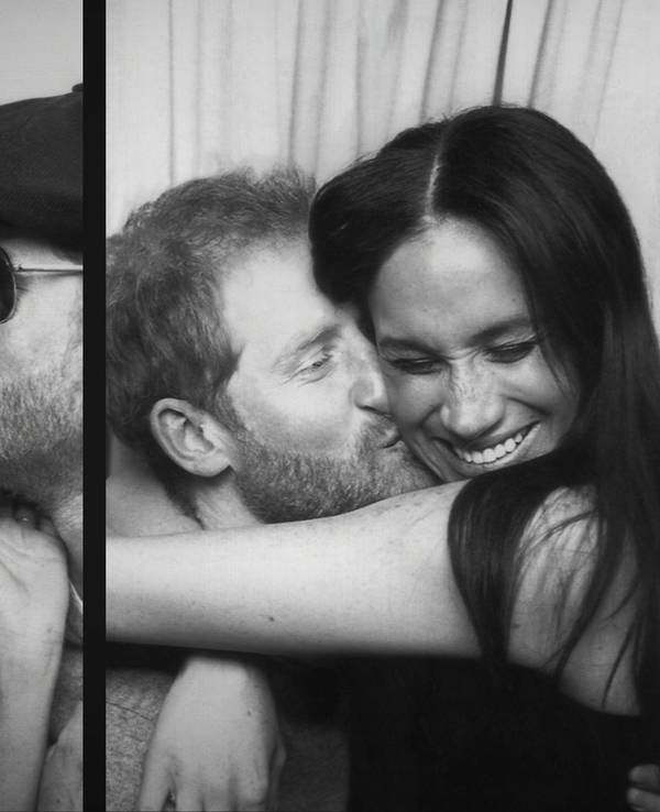 Prinz Harry küsst Herzogin Meghan auf die Wange.