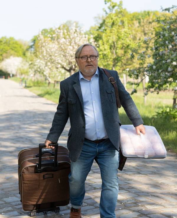 Szene aus „Extraklasse – on tour“ (ZDF-Mediathek): Ralph (Axel Prahl) kommt schwer bepackt in der Jugendherberge an.