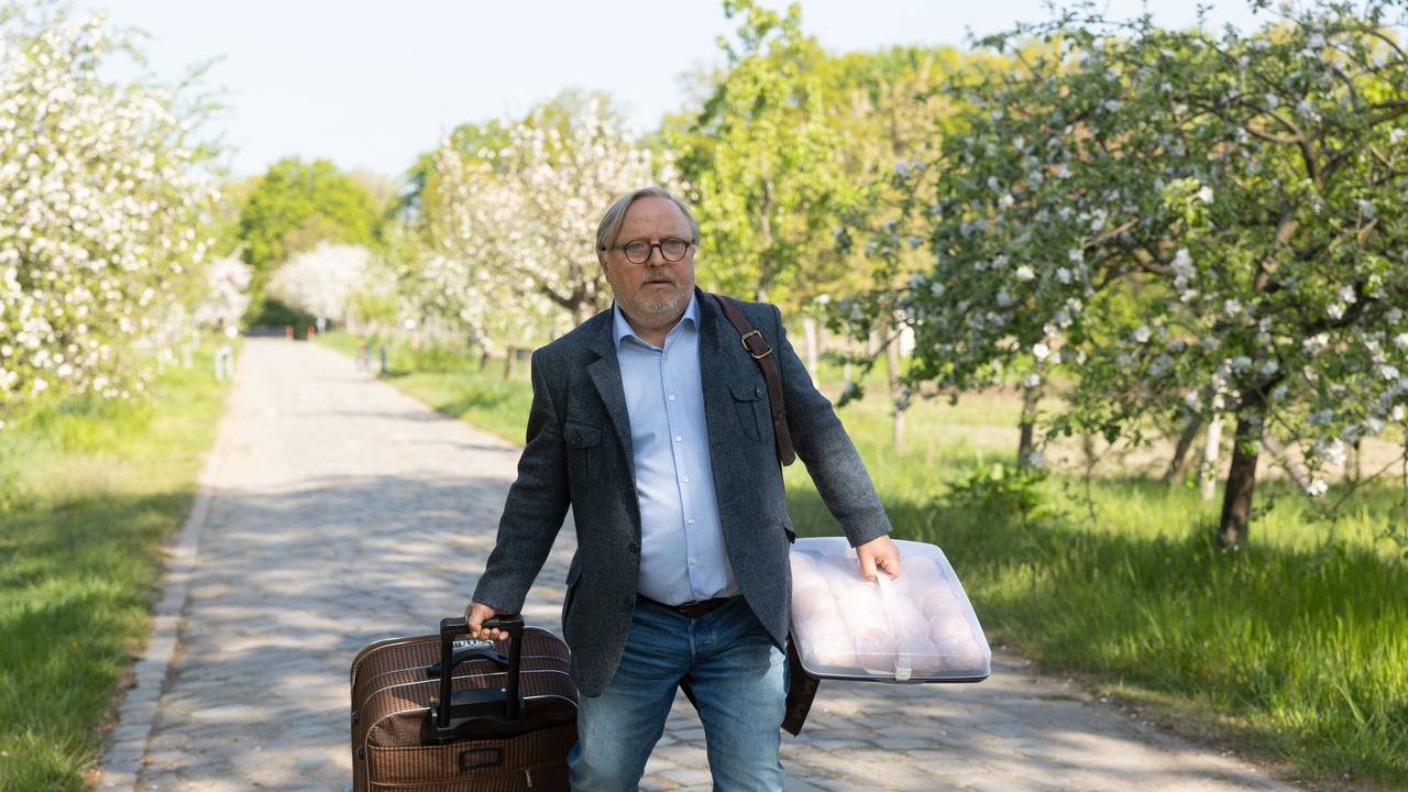 Szene aus „Extraklasse – on tour“ (ZDF-Mediathek): Ralph (Axel Prahl) kommt schwer bepackt in der Jugendherberge an.