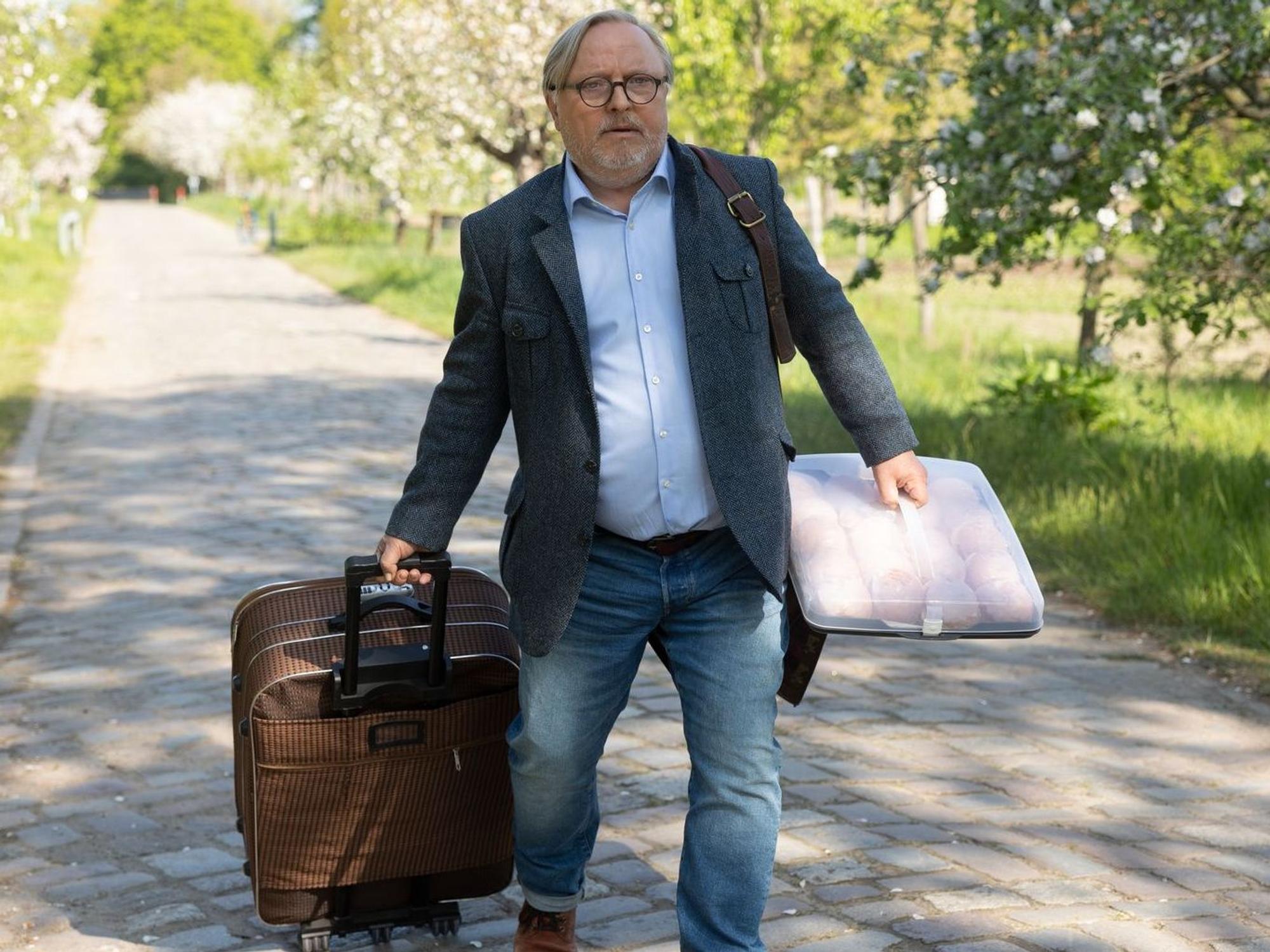 Szene aus „Extraklasse – on tour“ (ZDF-Mediathek): Ralph (Axel Prahl) kommt schwer bepackt in der Jugendherberge an.