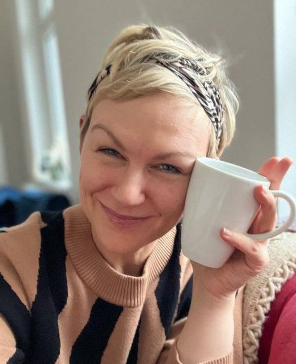 Karen Heinrichs, hier auf einem Instagram-Selfie vom 13. Dezember 2022, lächelt zufrieden in die Kamera.