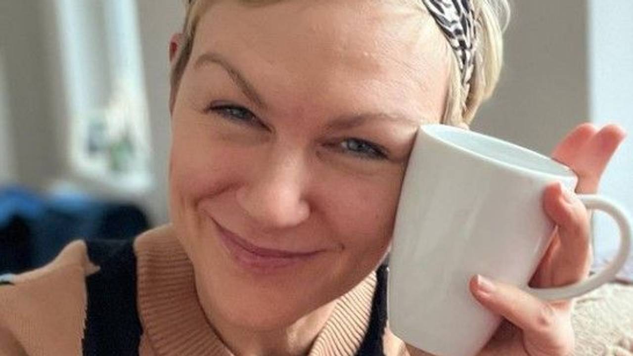 Karen Heinrichs, hier auf einem Instagram-Selfie vom 13. Dezember 2022, lächelt zufrieden in die Kamera.