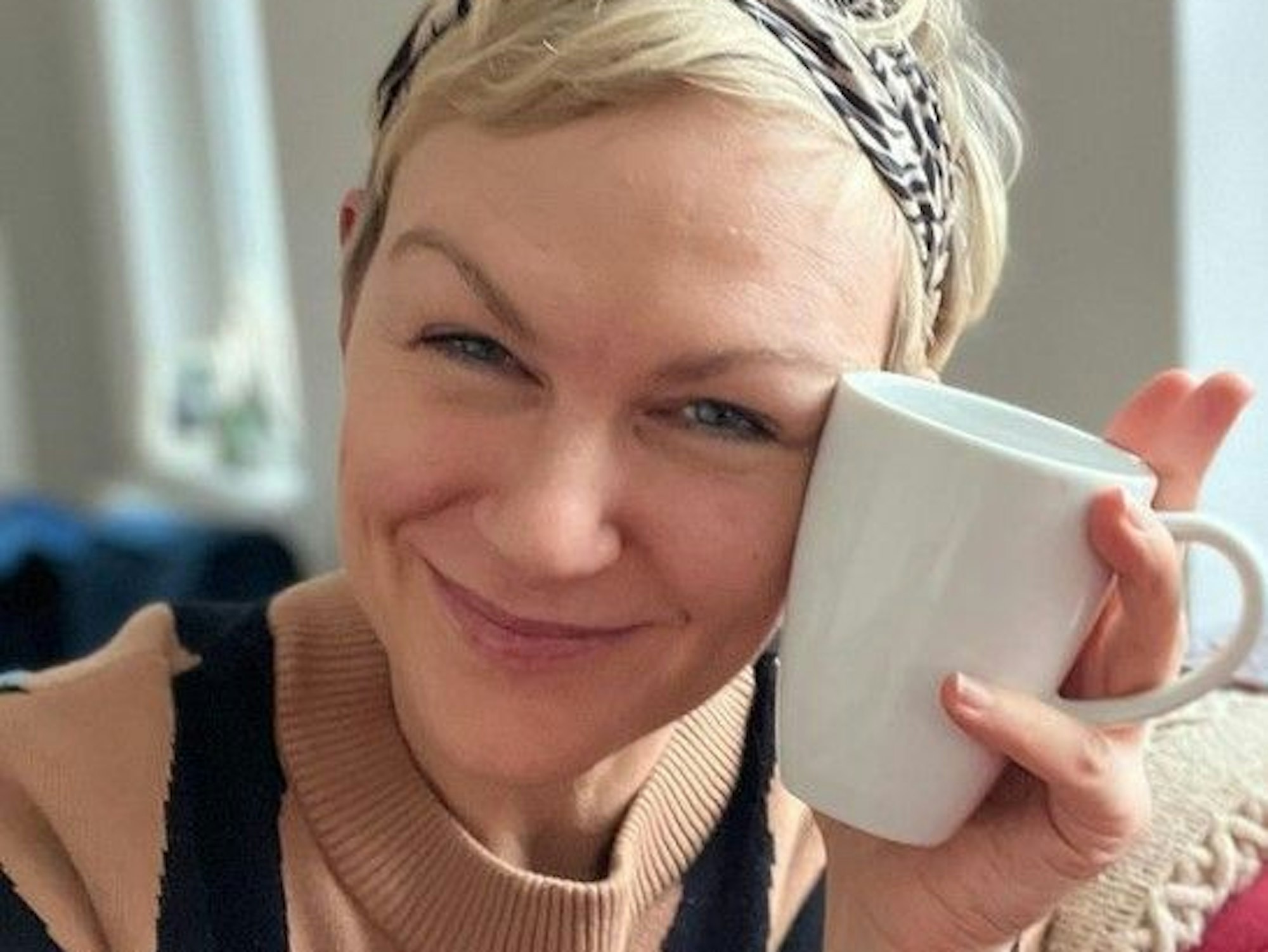 Karen Heinrichs lächelt für ein Selfie in die Kamera.