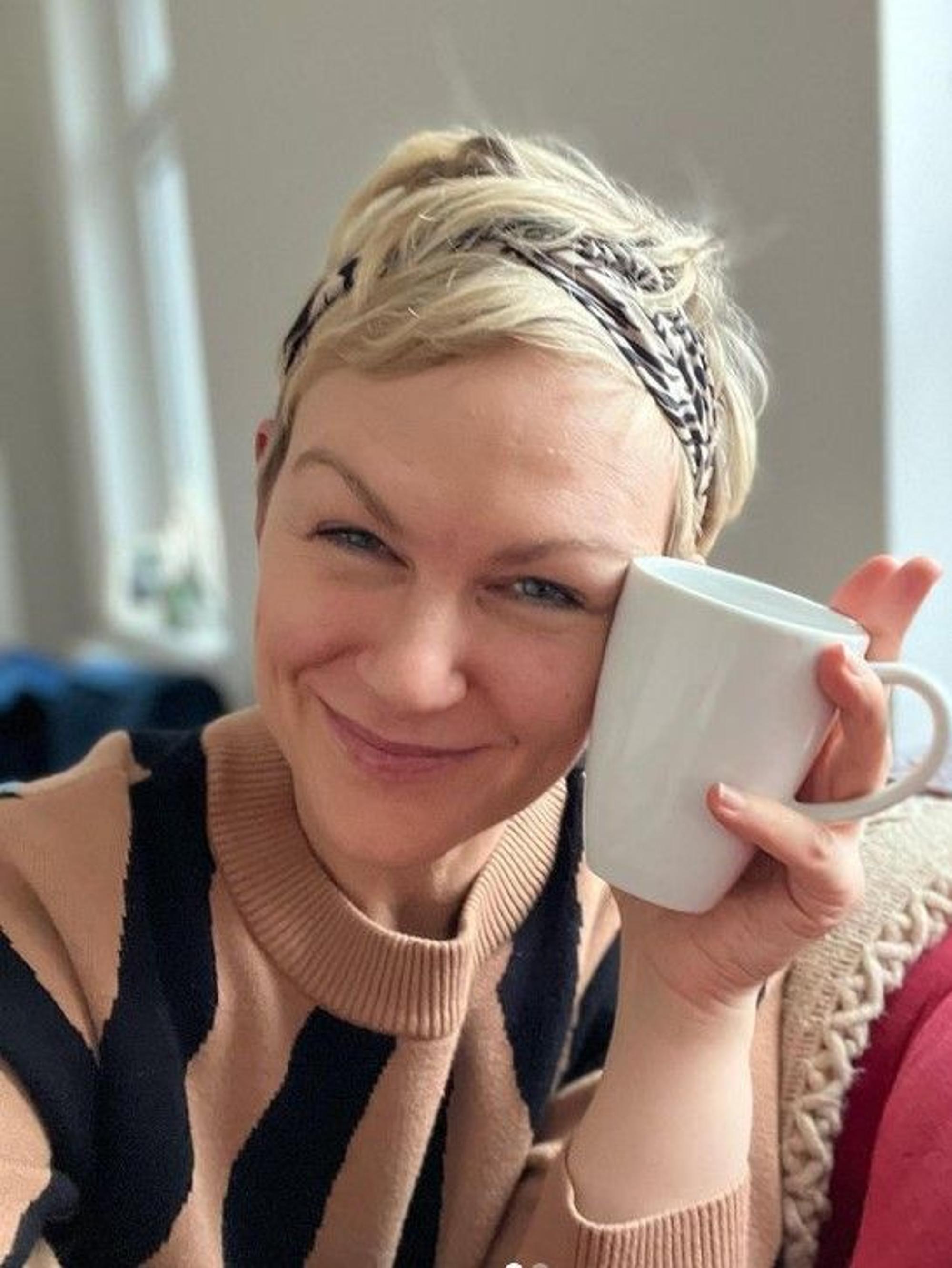 Karen Heinrichs, hier auf einem Instagram-Selfie vom 13. Dezember 2022, lächelt zufrieden in die Kamera.