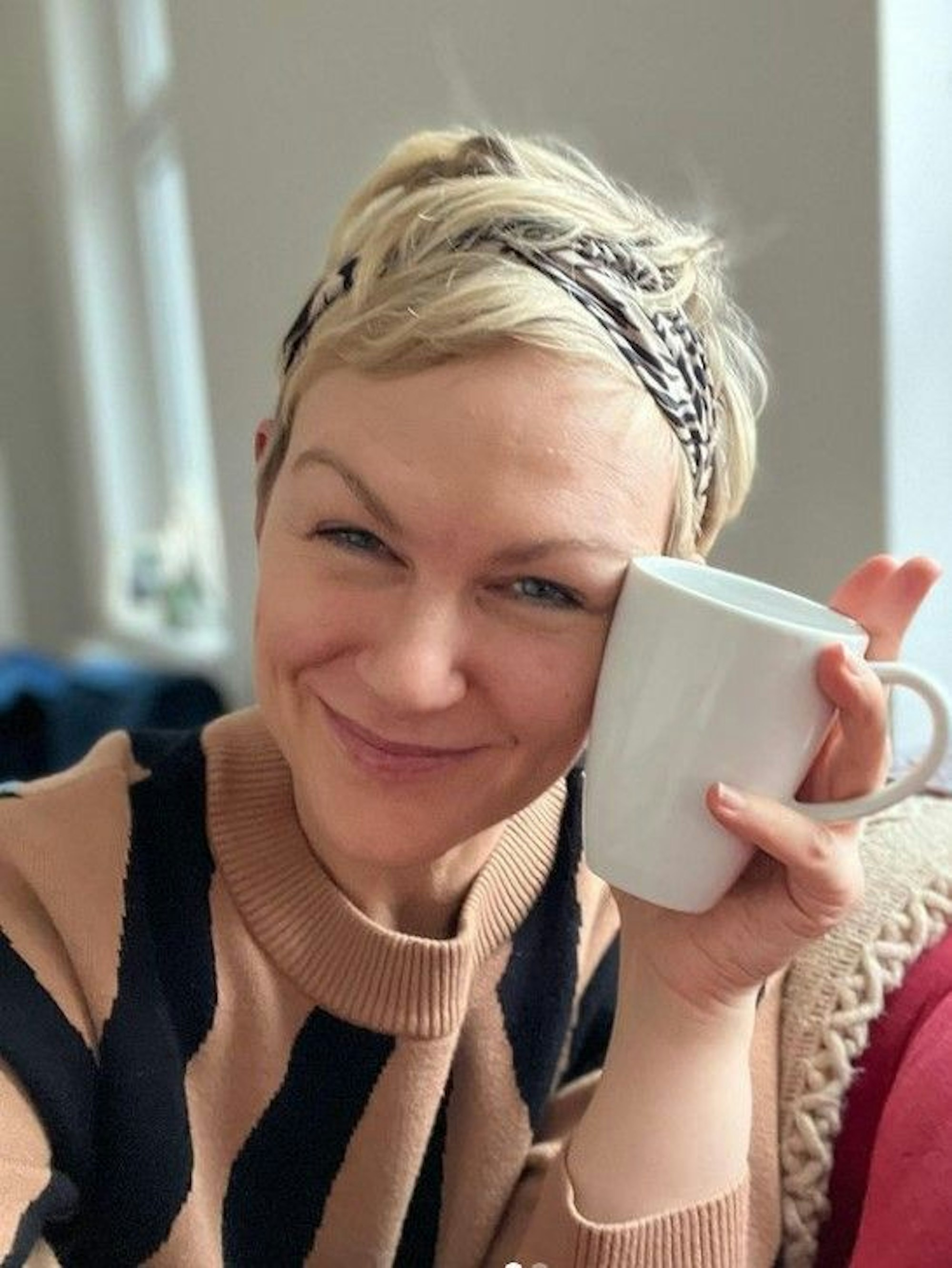 Karen Heinrichs, hier auf einem Instagram-Selfie vom 13. Dezember 2022, lächelt zufrieden in die Kamera.