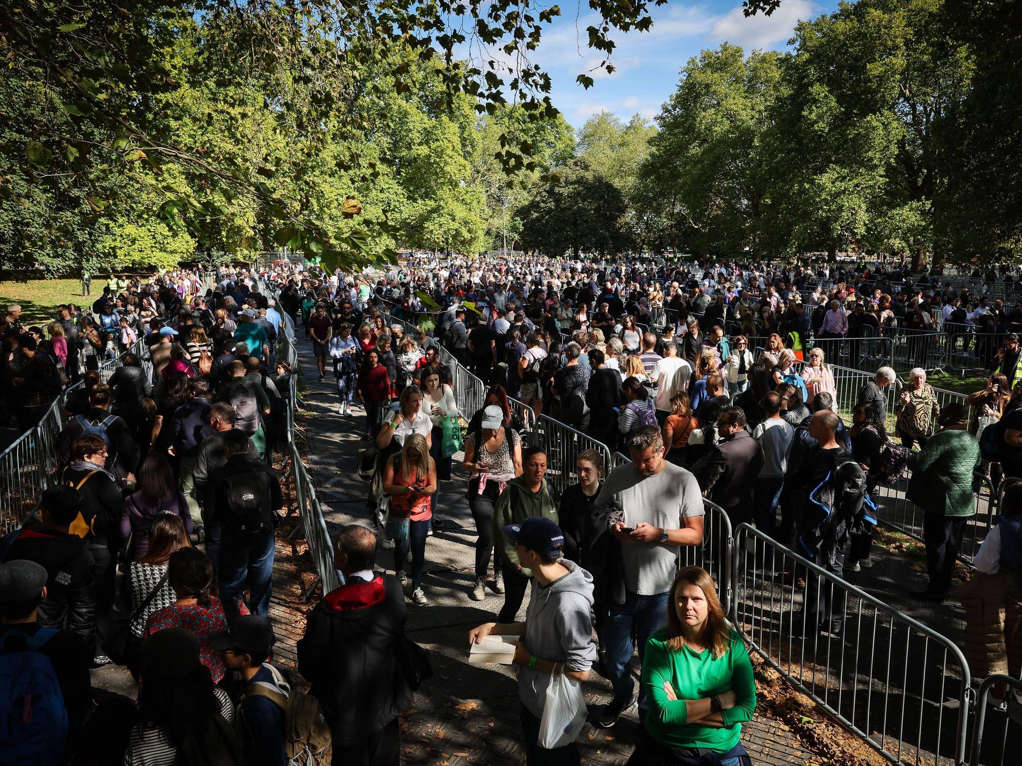 Zahlreiche Menschen gehen in einer langen Schlange im Southwark Park am Start der Warteschlange zur Westminster Hall um am aufgebahrten Sarg von Königin Elizabeth II. Abschied zu nehmen.