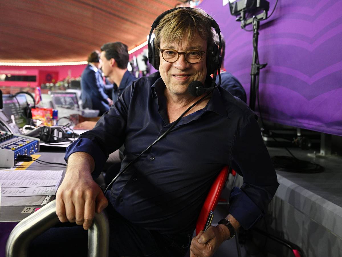 Béla Réthy posiert auf der Kommentatoren-Tribüne für ein Foto bei der WM 2022.
