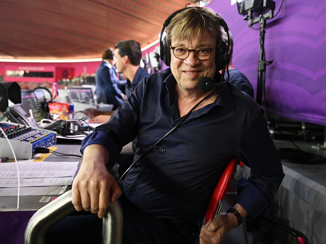 Béla Réthy posiert auf der Kommentatoren-Tribüne für ein Foto bei der WM 2022.