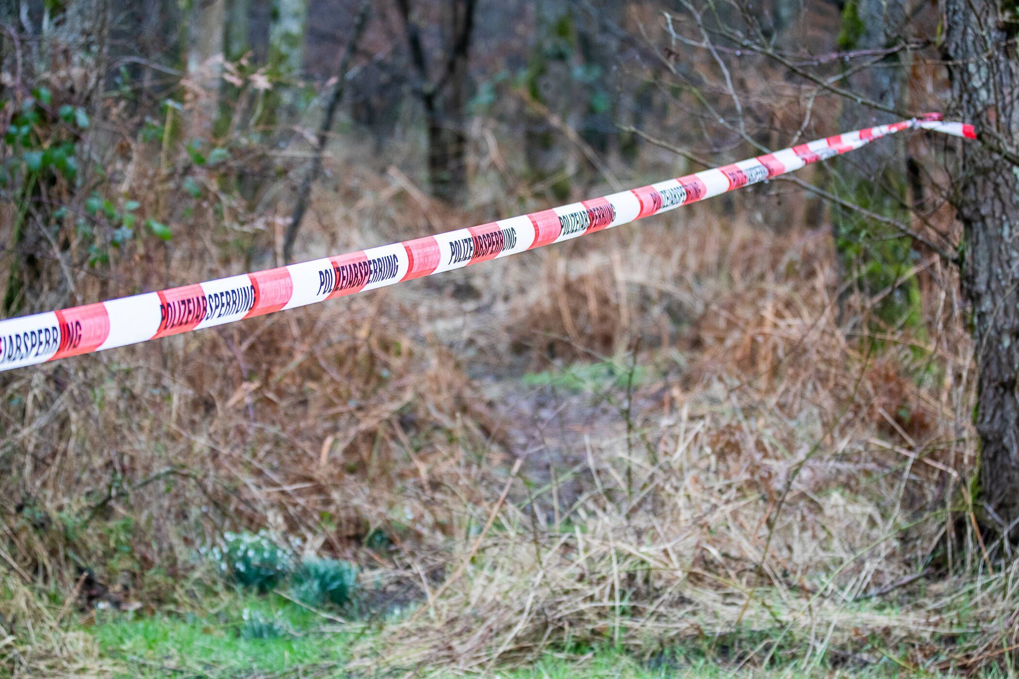 Eine Polizeiabsperrung in einem Waldstück in Mülheim an der Ruhr.