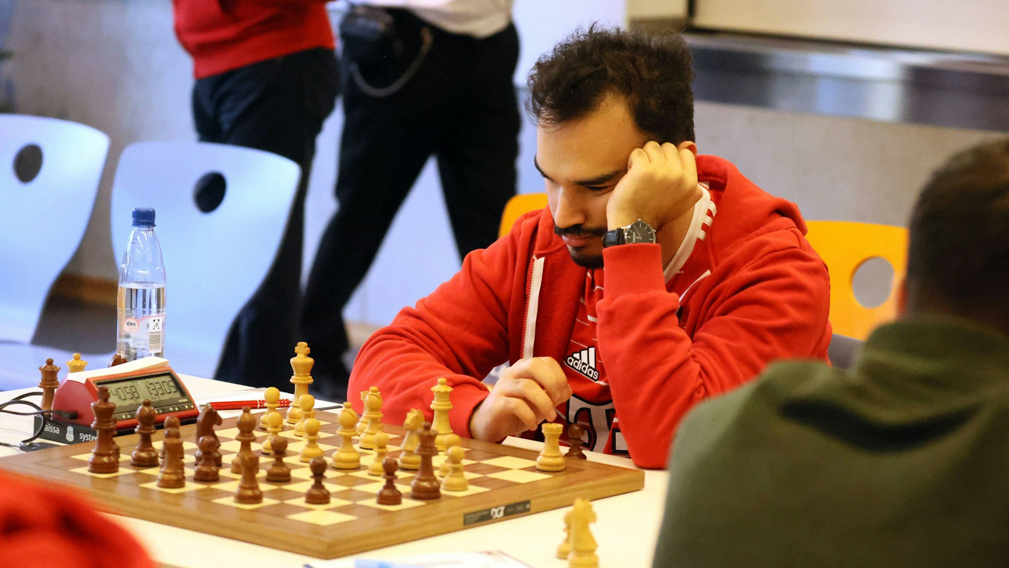 Amin Tabatabaei vom FC Bayern München bei einem Schach-Duell.