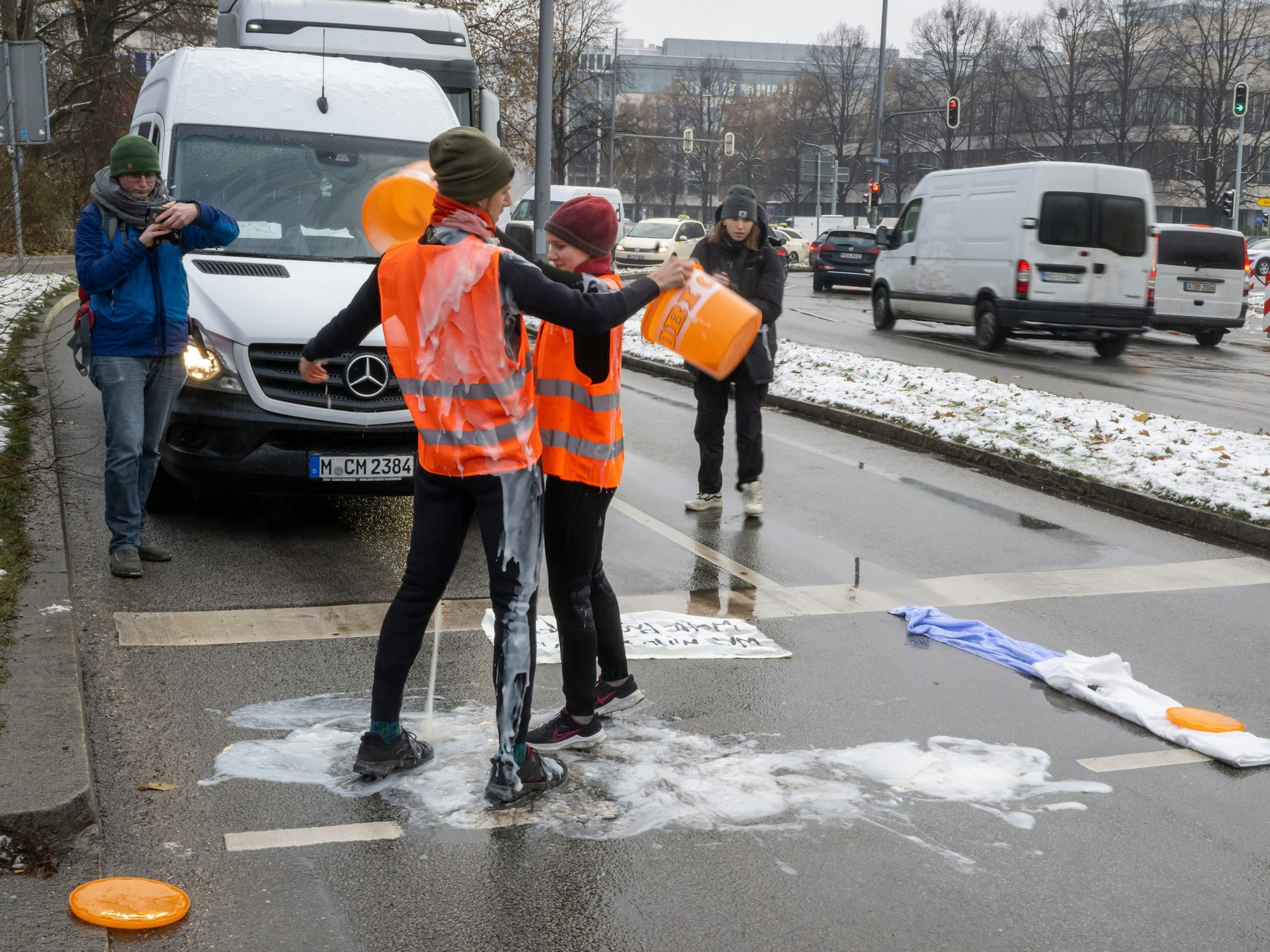 Zwei Klima-Protestierende bei einer Aktion in München am 14. Dezember 2022.