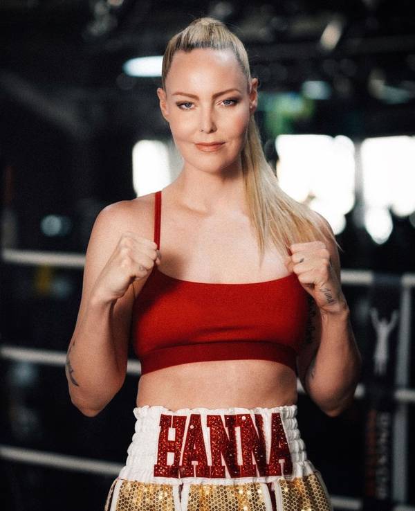 Hanna Hansen mit ihrem Gürtel als IBO-Intercontinental-Champion.