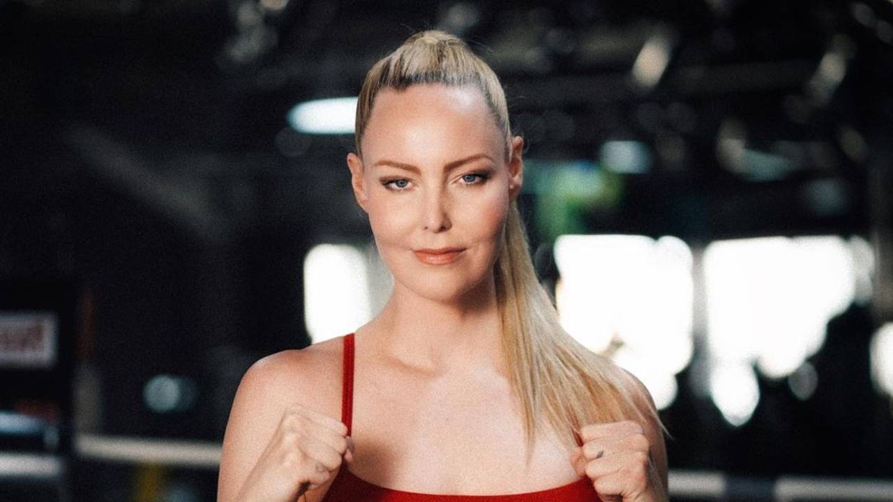 Hanna Hansen mit ihrem Gürtel als IBO-Intercontinental-Champion.