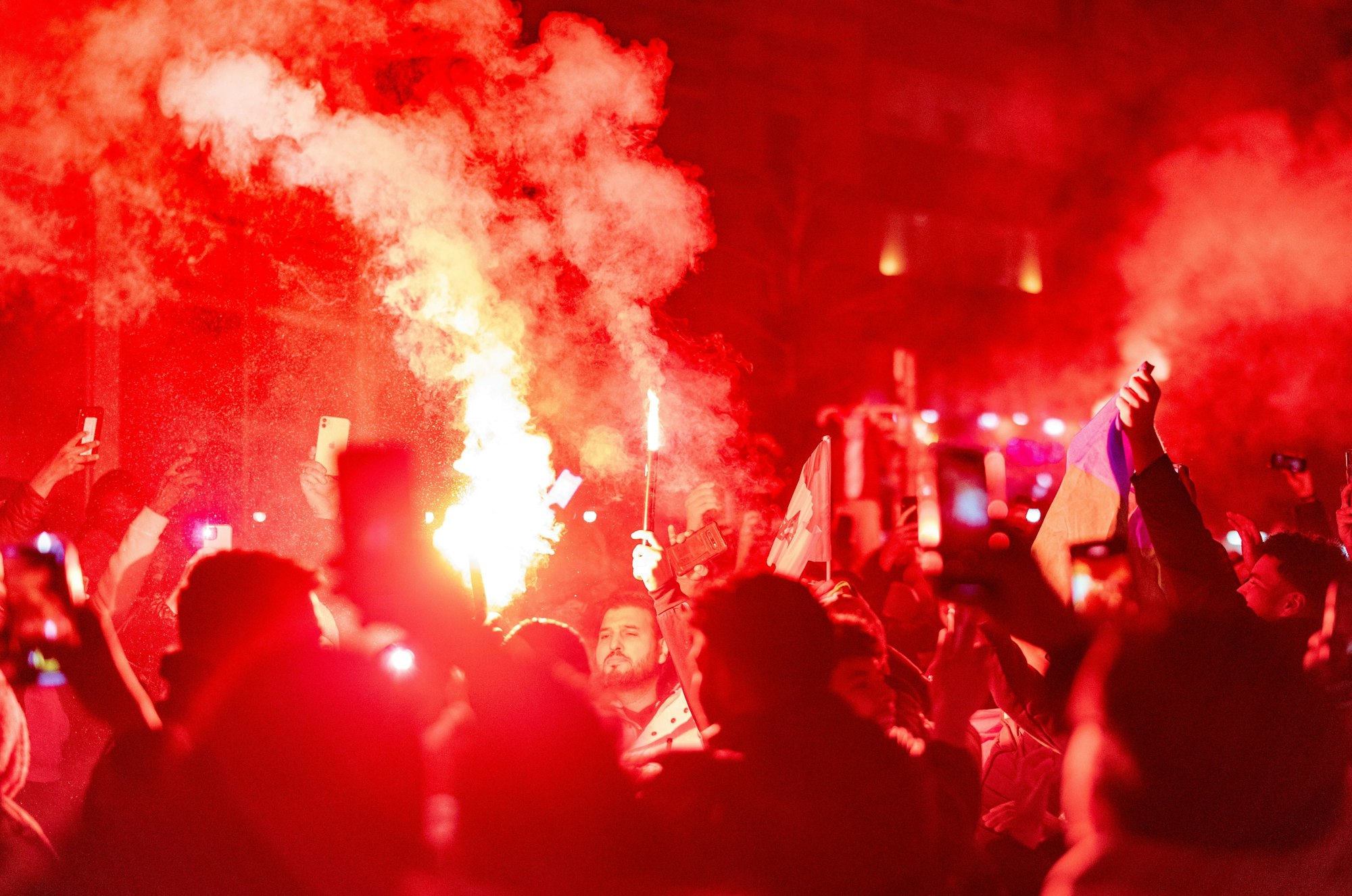 Marokko-Fans feiern nach dem 1:0-Sieg ihrer Mannschaft gegen Portugal ausgelassen auf der Straße mit Bengalos.