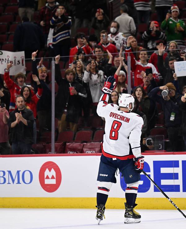 Alex Ovechkin jubelt vor den Fans.