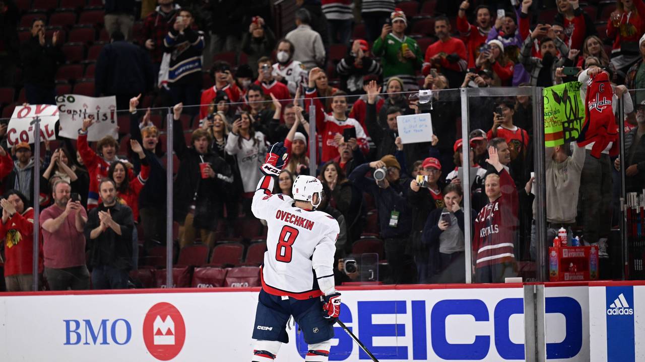 Alex Ovechkin jubelt vor den Fans.