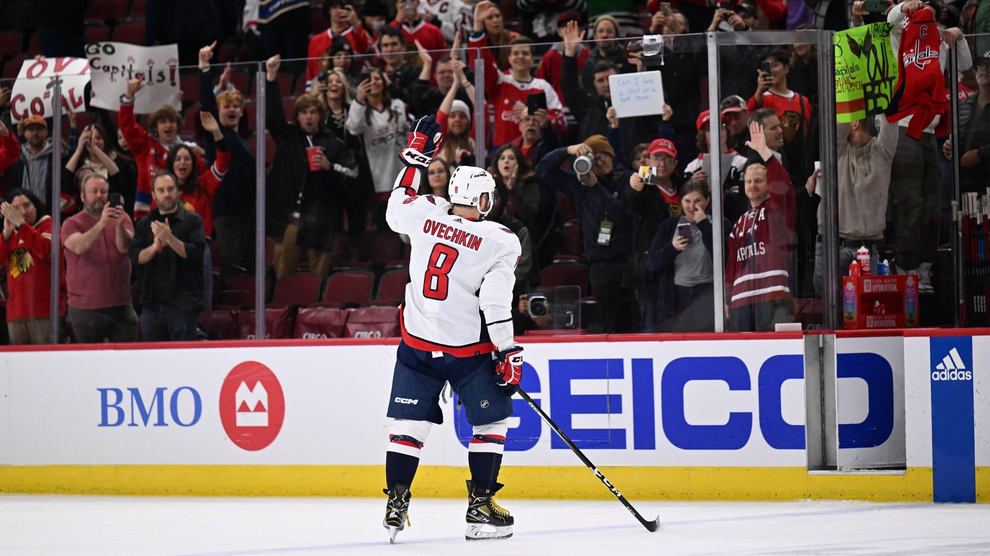 Alex Ovechkin jubelt vor den Fans.