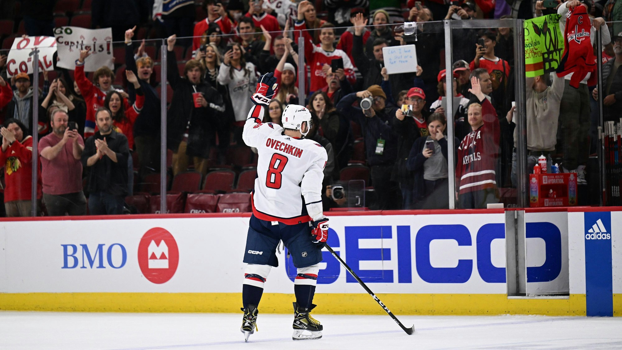 Alex Ovechkin jubelt vor den Fans.