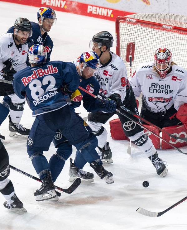 DEL: Gewusel vor dem Tor von Goalie Mirko Pantkowki (Kölner Haie) beim Duell in München.