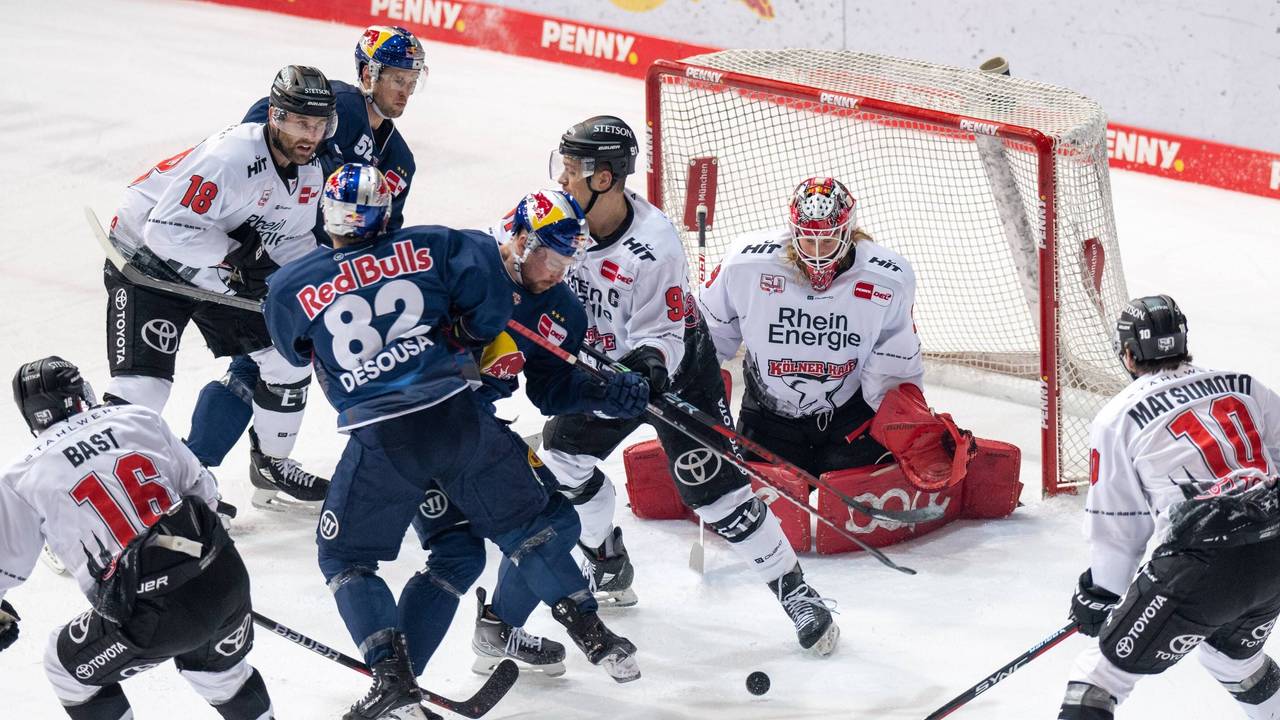 DEL: Gewusel vor dem Tor von Goalie Mirko Pantkowki (Kölner Haie) beim Duell in München.