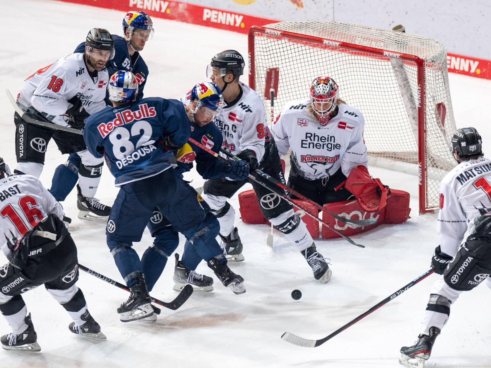 DEL: Gewusel vor dem Tor von Goalie Mirko Pantkowki (Kölner Haie) beim Duell in München.