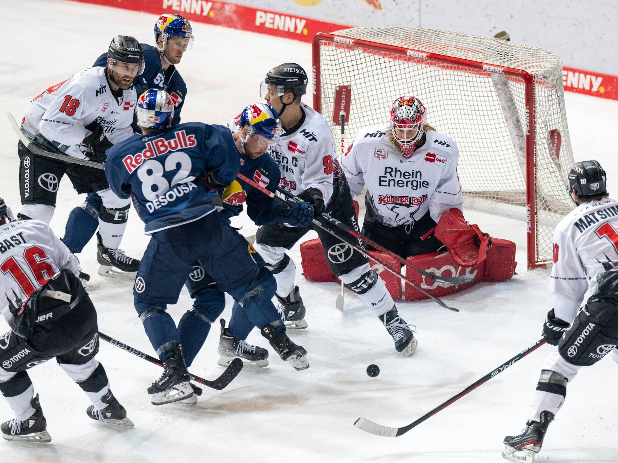 DEL: Gewusel vor dem Tor von Goalie Mirko Pantkowki (Kölner Haie) beim Duell in München.