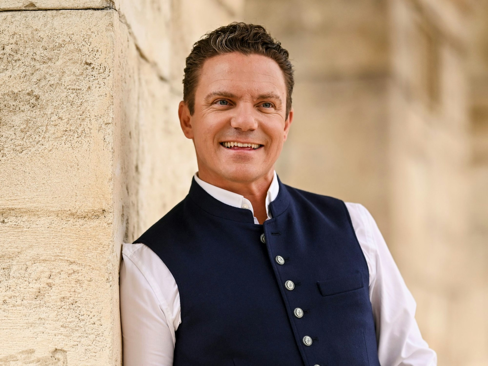 Moderator und Musiker Stefan Mross posiert im Europa-Park nach einer Pressekonferenz zur ARD- Unterhaltungsshow «Immer wieder sonntags» für die Fotografen.