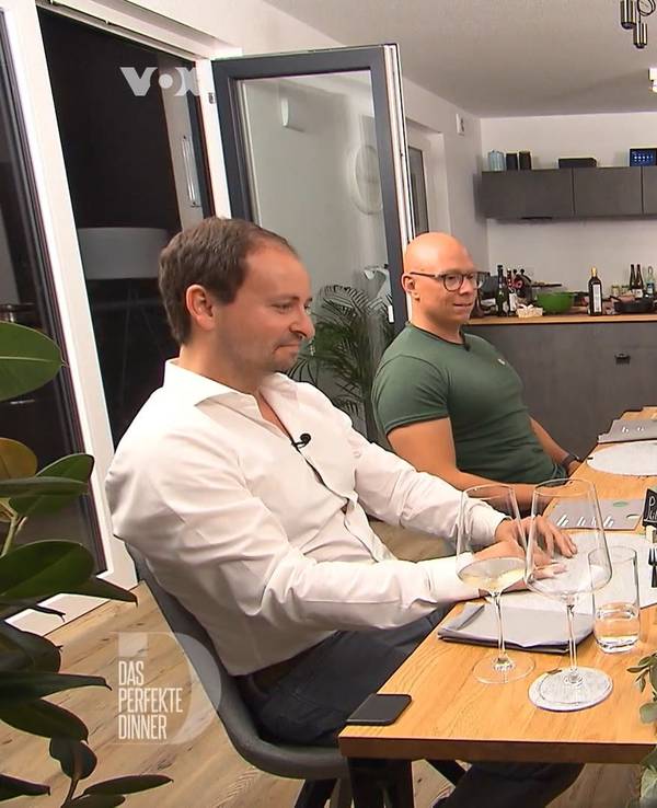 „Das perfekte Dinner“: Der Anblick der Tarte mit Zucker-Dom entlockt Judith ein begeistertes „Boah!“.