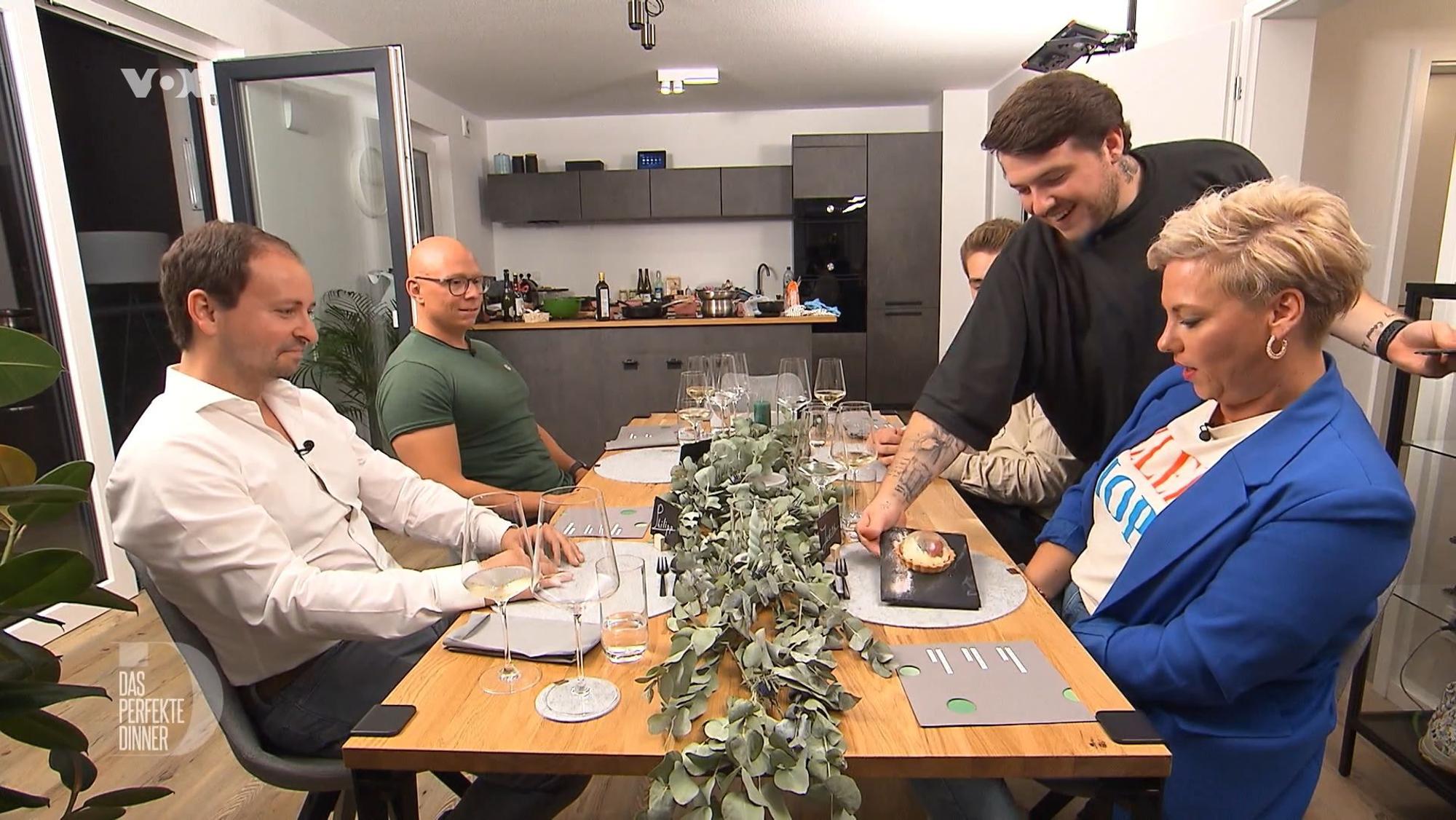 „Das perfekte Dinner“: Der Anblick der Tarte mit Zucker-Dom entlockt Judith ein begeistertes „Boah!“.