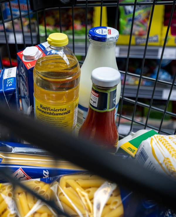 Symbolfoto. Lebensmittel liegen in einem Einkaufswagen in einem Supermarkt.