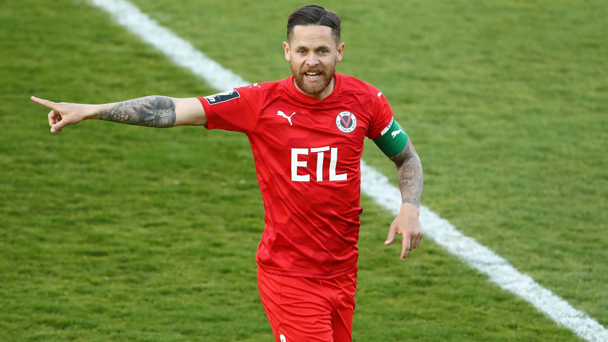 Mike Wunderlich jubelt im Spiel von Viktoria Köln.