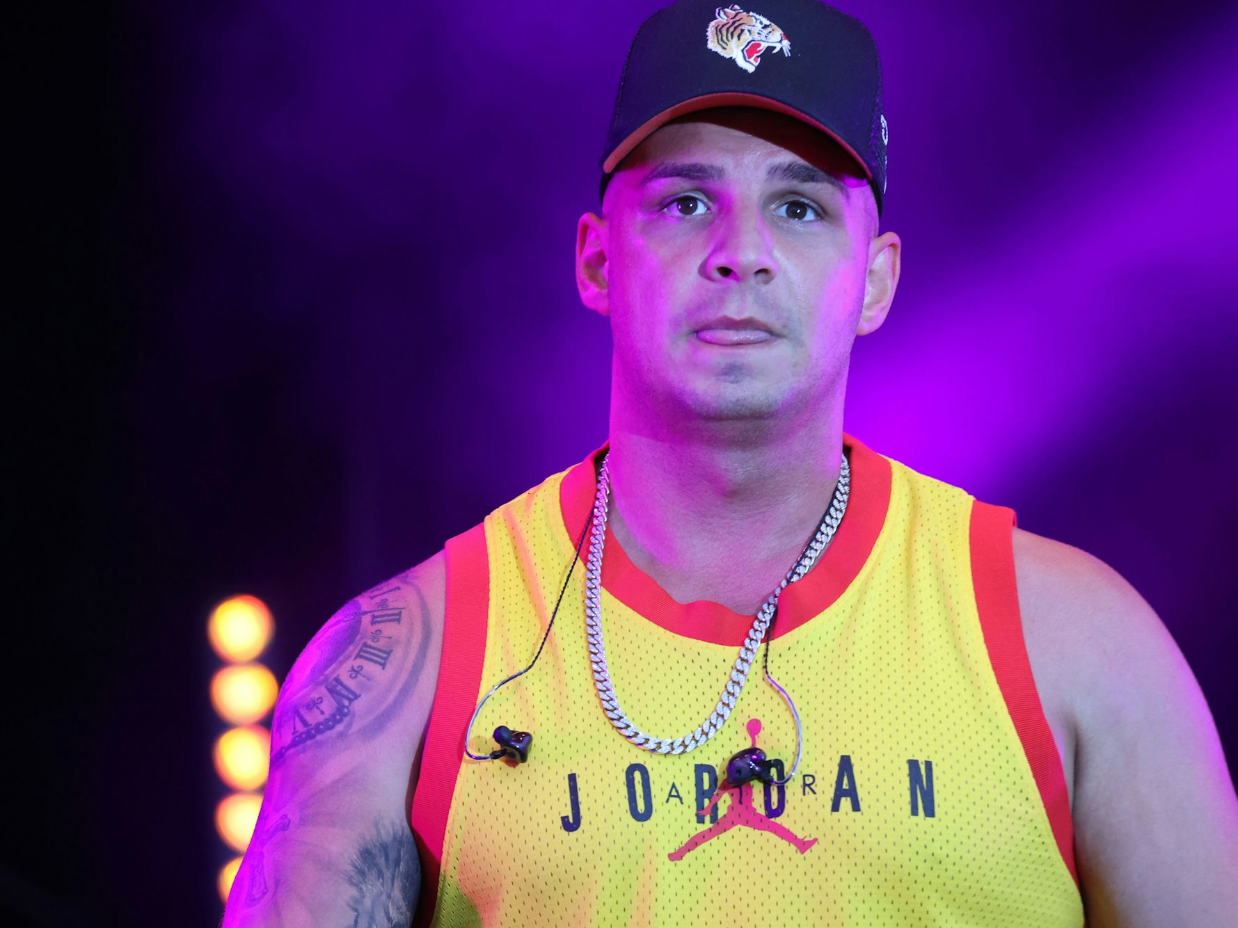 Sänger Pietro Lombardi steht mit Cap und gelbem Shirt im August 2020 bei einem Sommer Open Air im Steigerwaldstadion.