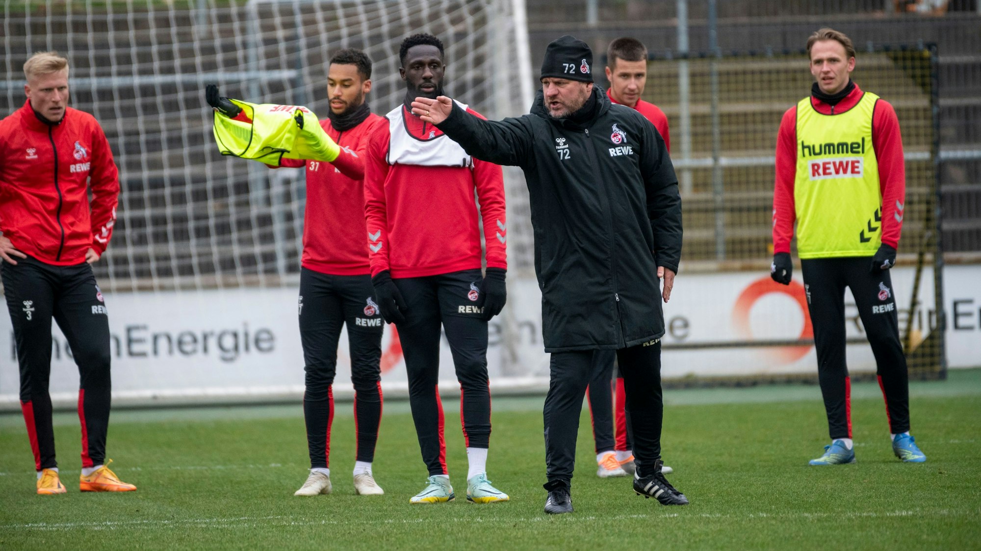 Steffen Baumgart gibt beim Training des 1. FC Köln Anweisungen.