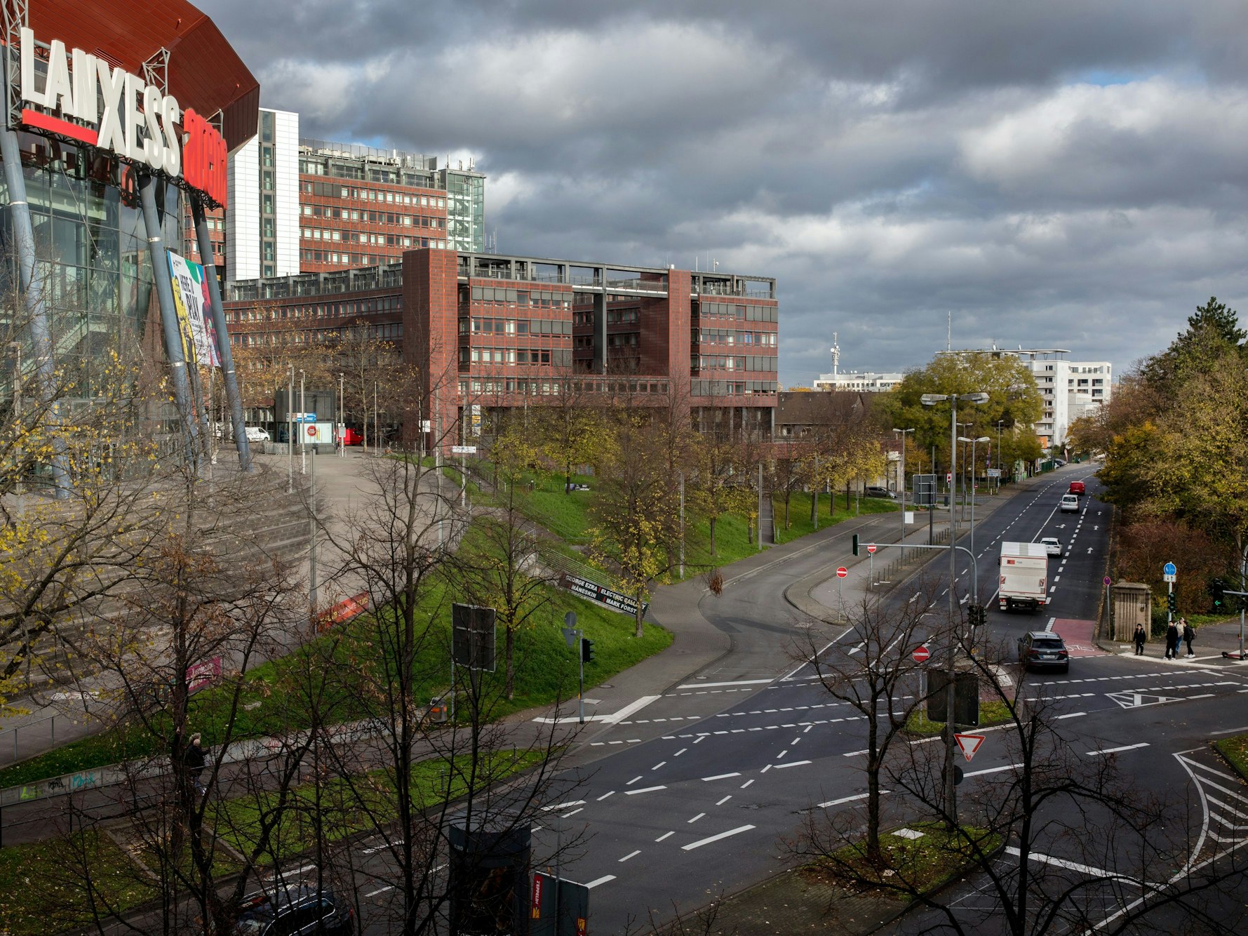Blick von oben auf die Gummersbacher Straße in Köln. Links ist etwas erhöht die Lanxess-Arena zu sehen.