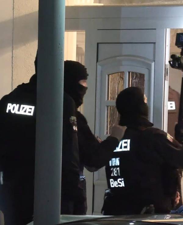 Polizisten dringen im Rahmen einer groß angelegten Razzia in ein Haus in Solingen ein.
