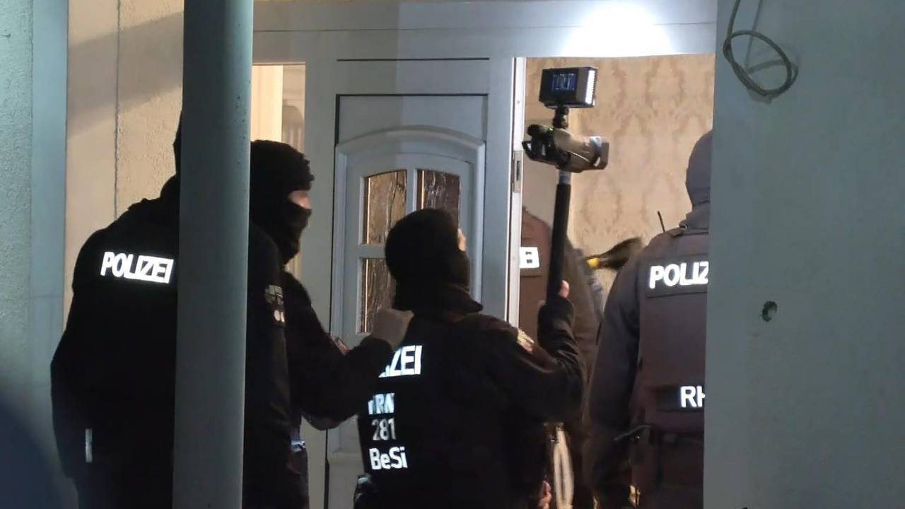 Polizisten dringen im Rahmen einer groß angelegten Razzia in ein Haus in Solingen ein.