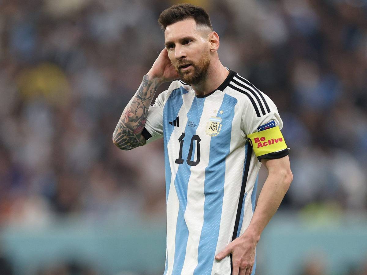 Lionel Messi kratzt sich im WM-Halbfinale zwischen Argentinien und Kroatien am Kopf.