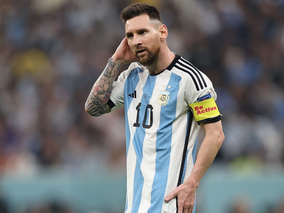 Lionel Messi kratzt sich im WM-Halbfinale zwischen Argentinien und Kroatien am Kopf.