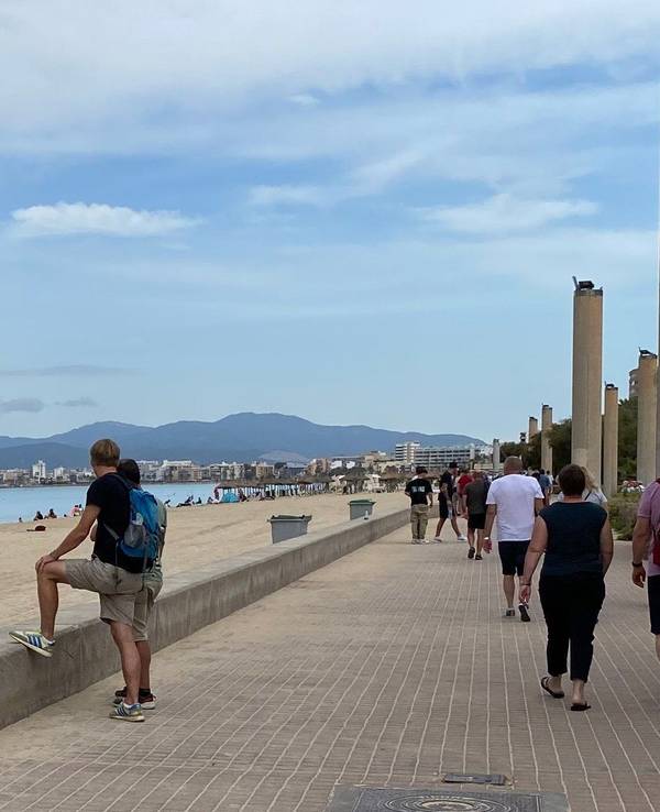 Die Promenade der Playa de Palma auf Mallorca.