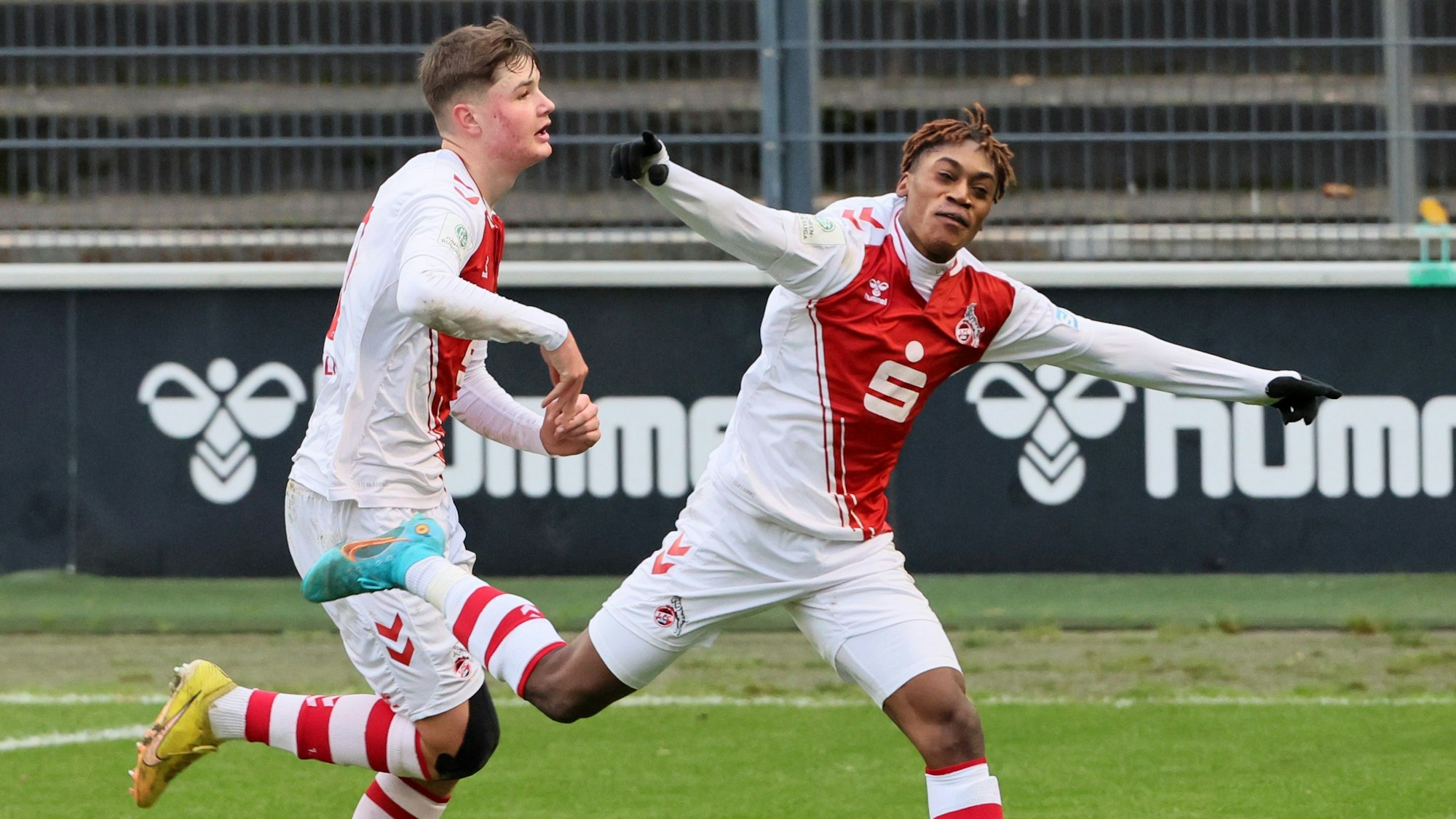 Justin Diehl und Jaka Cuber Potocnik jubeln über ein Tor bei der U19 des 1. FC Köln.