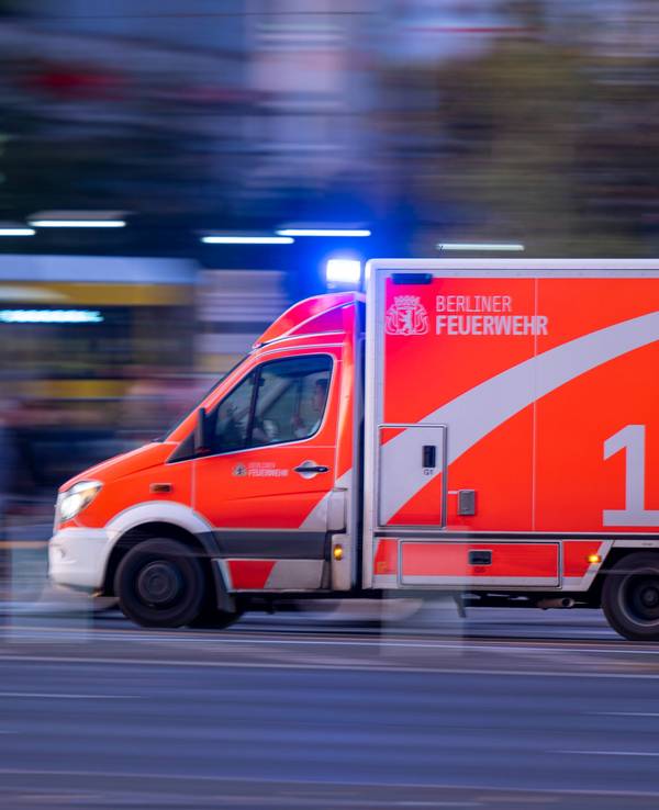 Ein Rettungswagen der Berliner Feuerwehr fährt mit Blaulicht zum Einsatz.