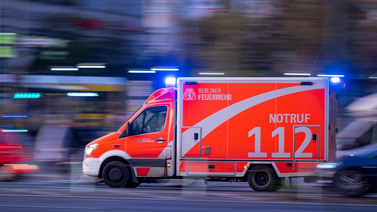 Ein Rettungswagen der Berliner Feuerwehr fährt mit Blaulicht zum Einsatz.