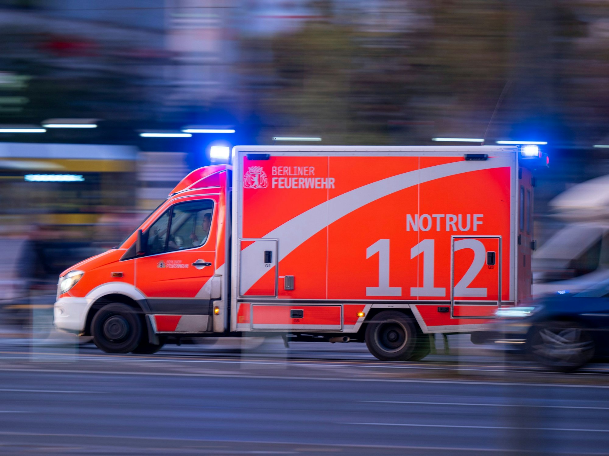 Ein Rettungswagen der Berliner Feuerwehr fährt mit Blaulicht zum Einsatz.