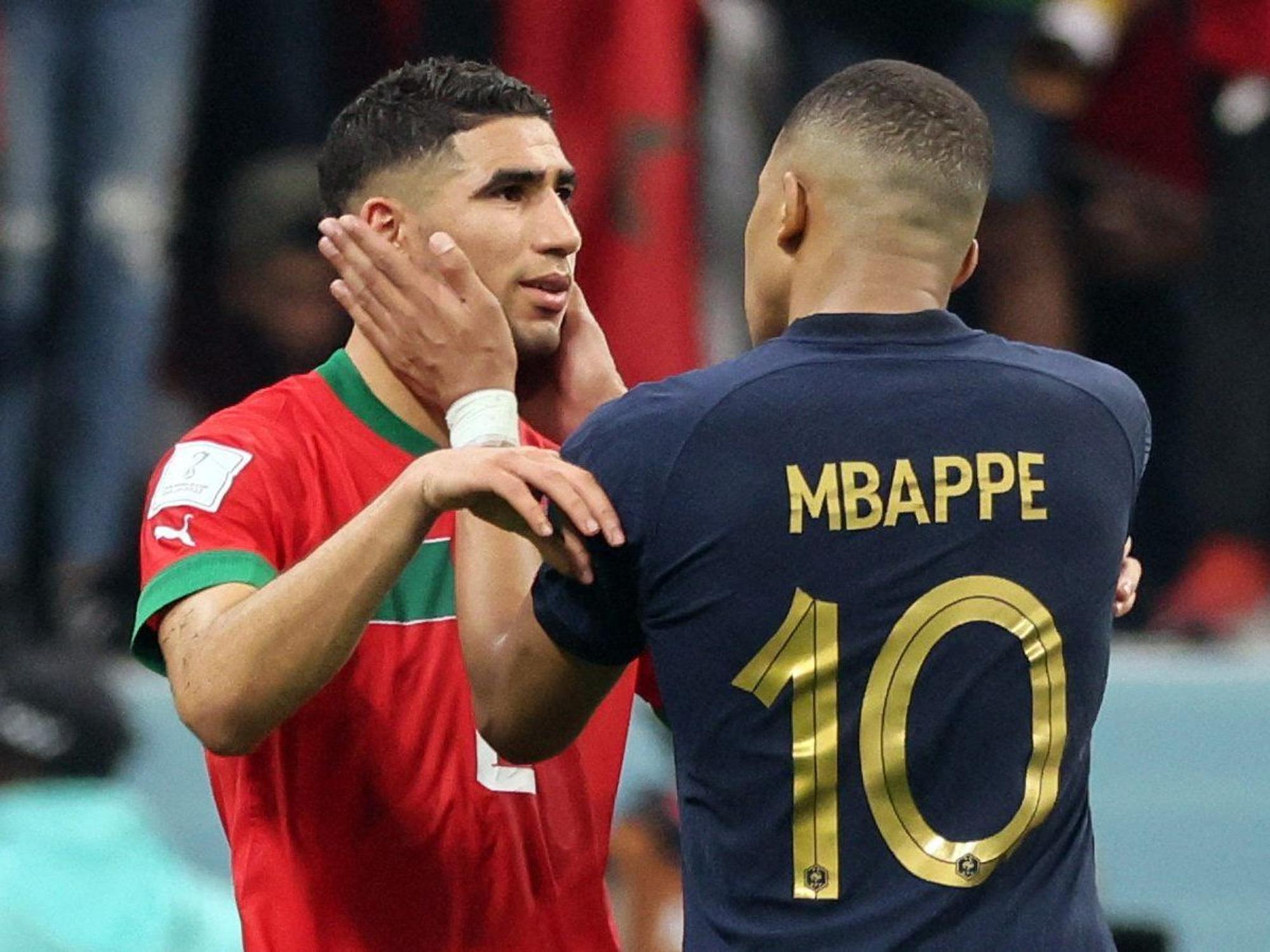 Kylian Mbappe tröstet Achraf Hakimi.