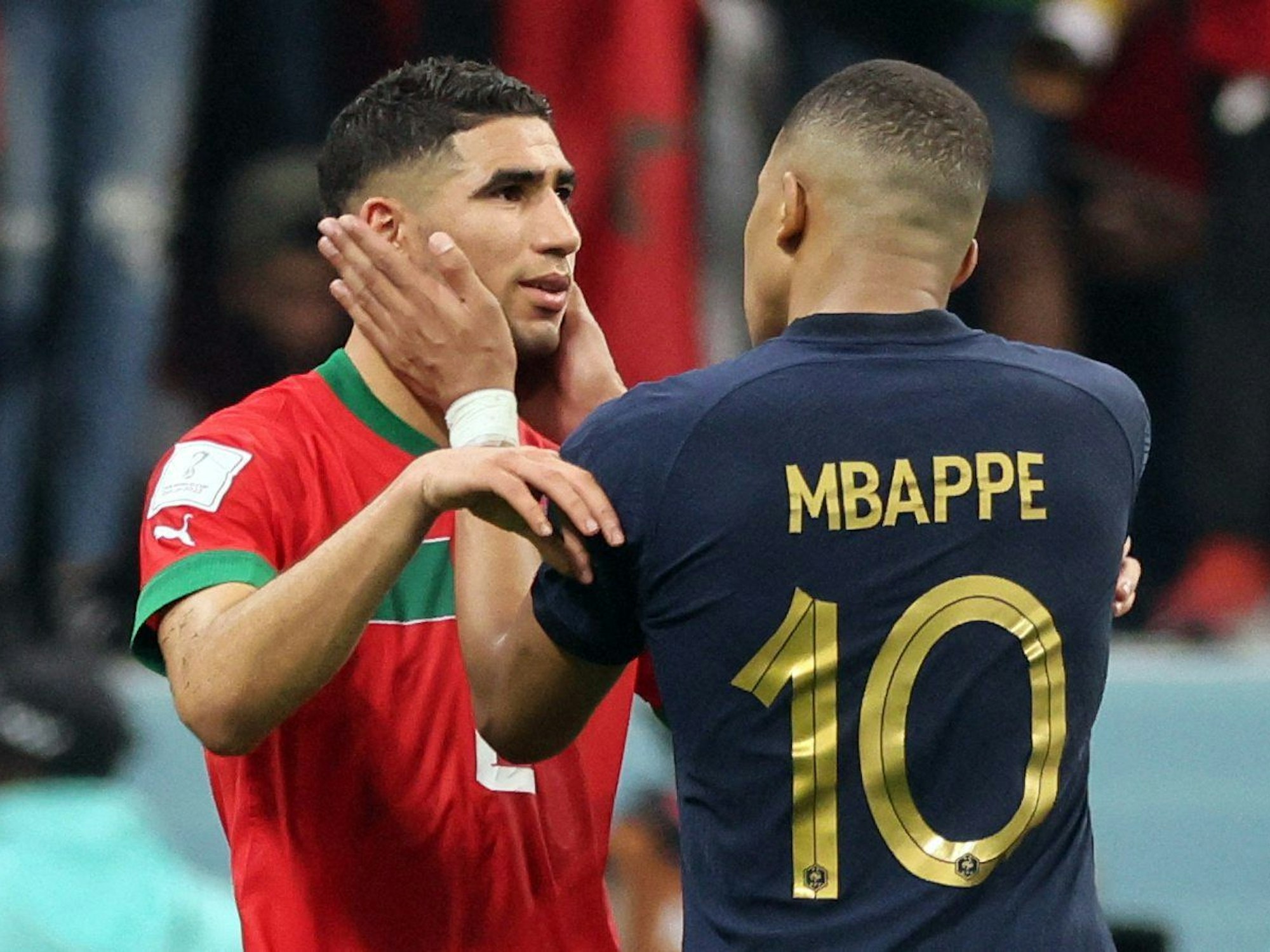 Kylian Mbappe tröstet Achraf Hakimi.