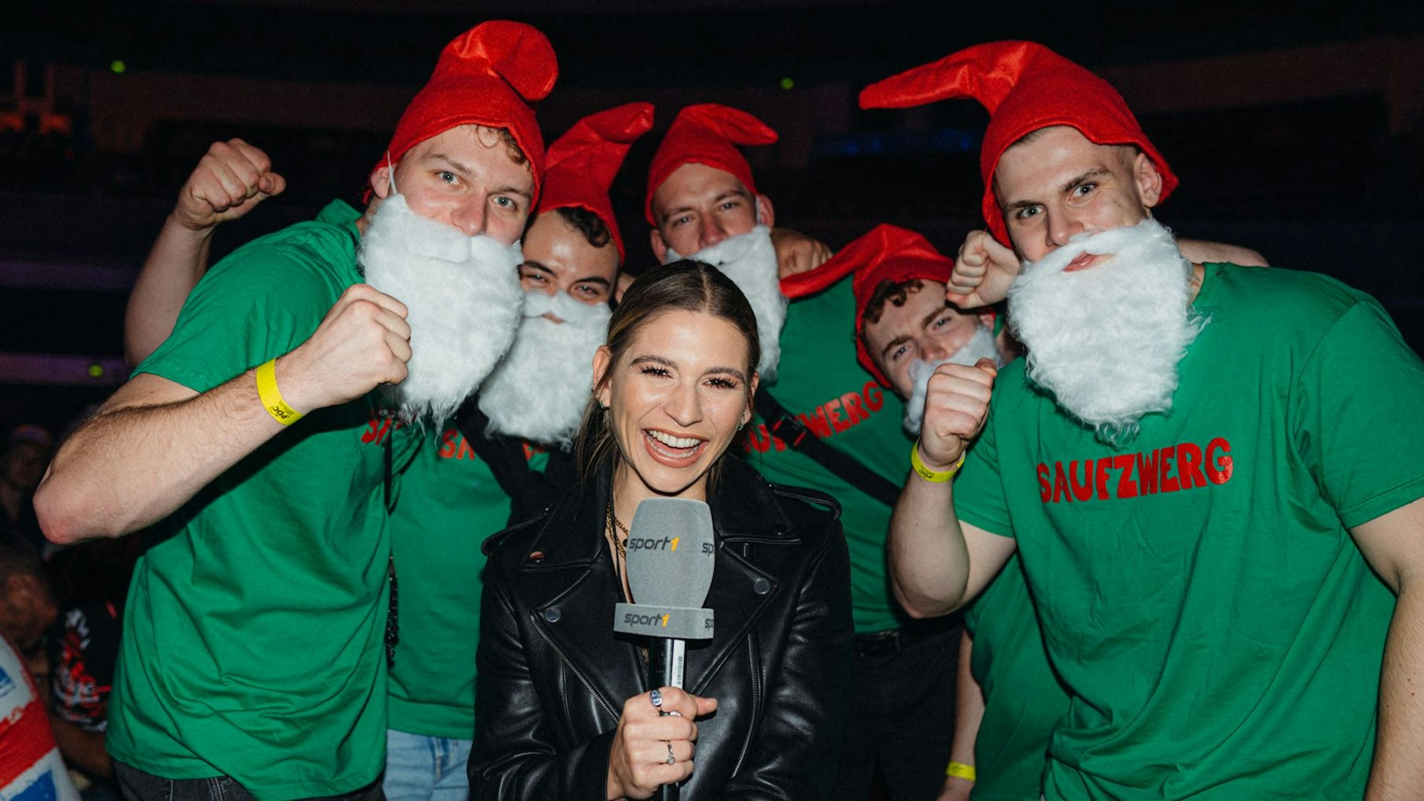 Jana Wosnitza steht im Londoner Alexandra Palace in einer Gruppe von Darts-Fans.